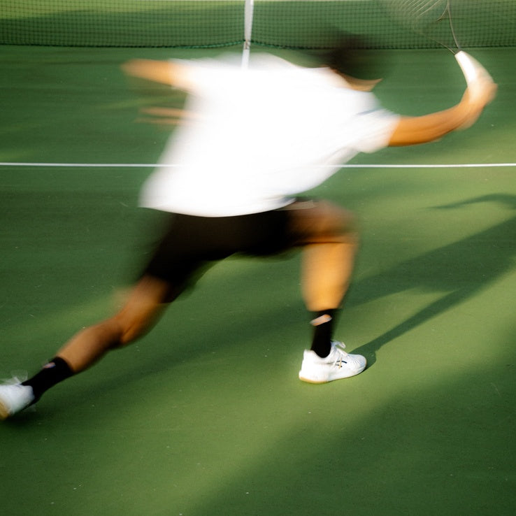 Comment progresser seul au tennis grâce à une machine à balles